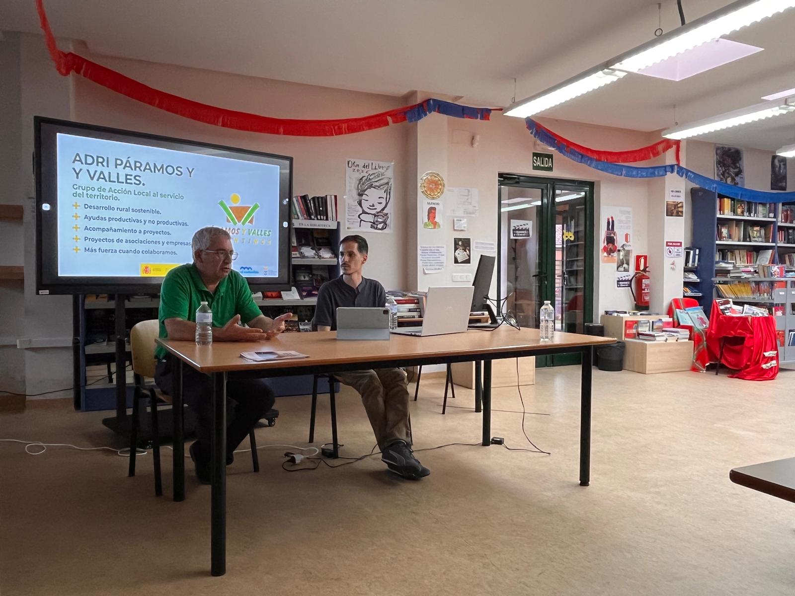 Reunión del 18 de junio en la Biblioteca Municipal de Herrera de Pisuerga con asociaciones, Ayuntamiento, Oficina Técnica y ADRI Páramos y Valles.