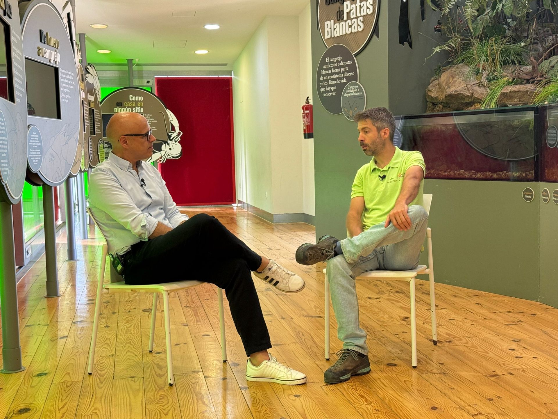 David, tutor del Aula del Cangrejo, durante la grabación con Ricardo Dómine.